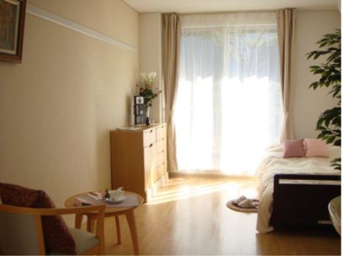 「ベストライフ草加」の居室。全ての間取りが気持ち良く、日差しが入りやすいので、元気よく生活が出来る。
