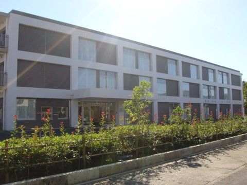 「ベストライフ草加」の外観。エントランス前に車寄せることもできるので、車椅子の方でも安心できる。