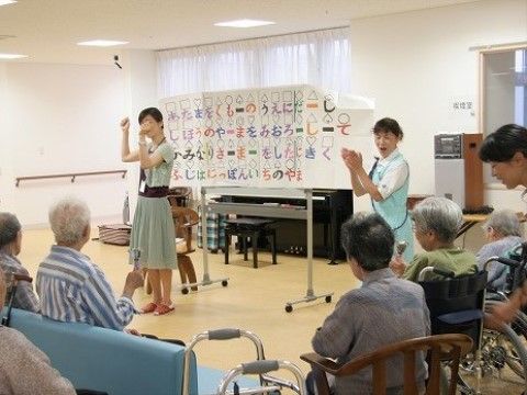 「ベストライフ草加」の音楽療法。音楽を聞いたり、演奏したり、歌唱したりするだけでも、身の内の部分を洗い出せる。