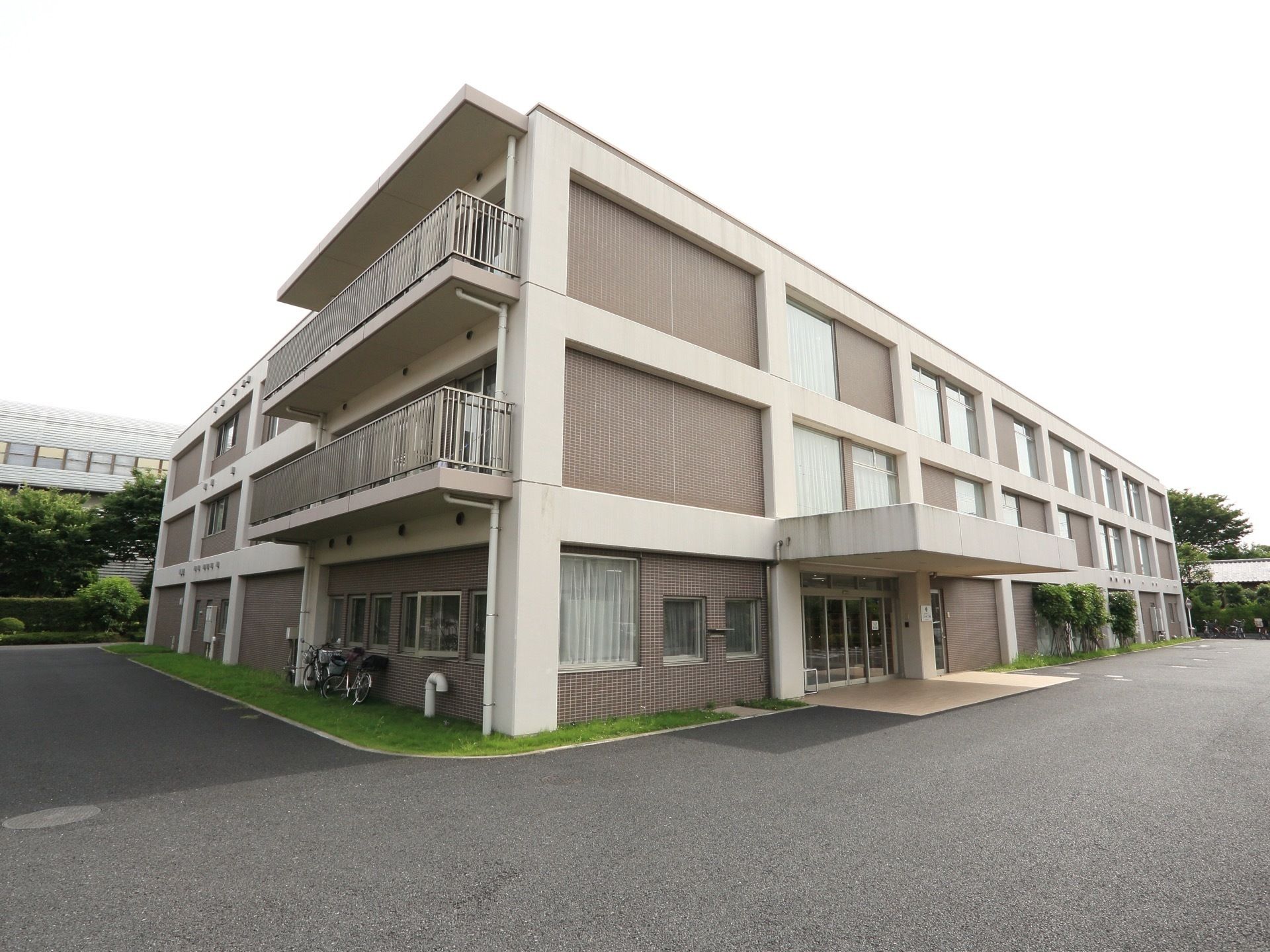 敷地はアスファルトできれいに舗装され、何台も駐車できるだけのスペースが十分にある。平坦で見渡しが良い。