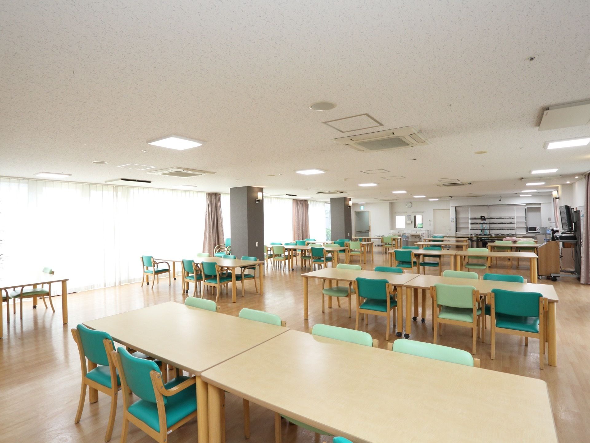 壁一面が大きな掃き出し窓となっているため、採り入れられた日光が食堂を明るく照らすことで気持ちよく食事ができる。