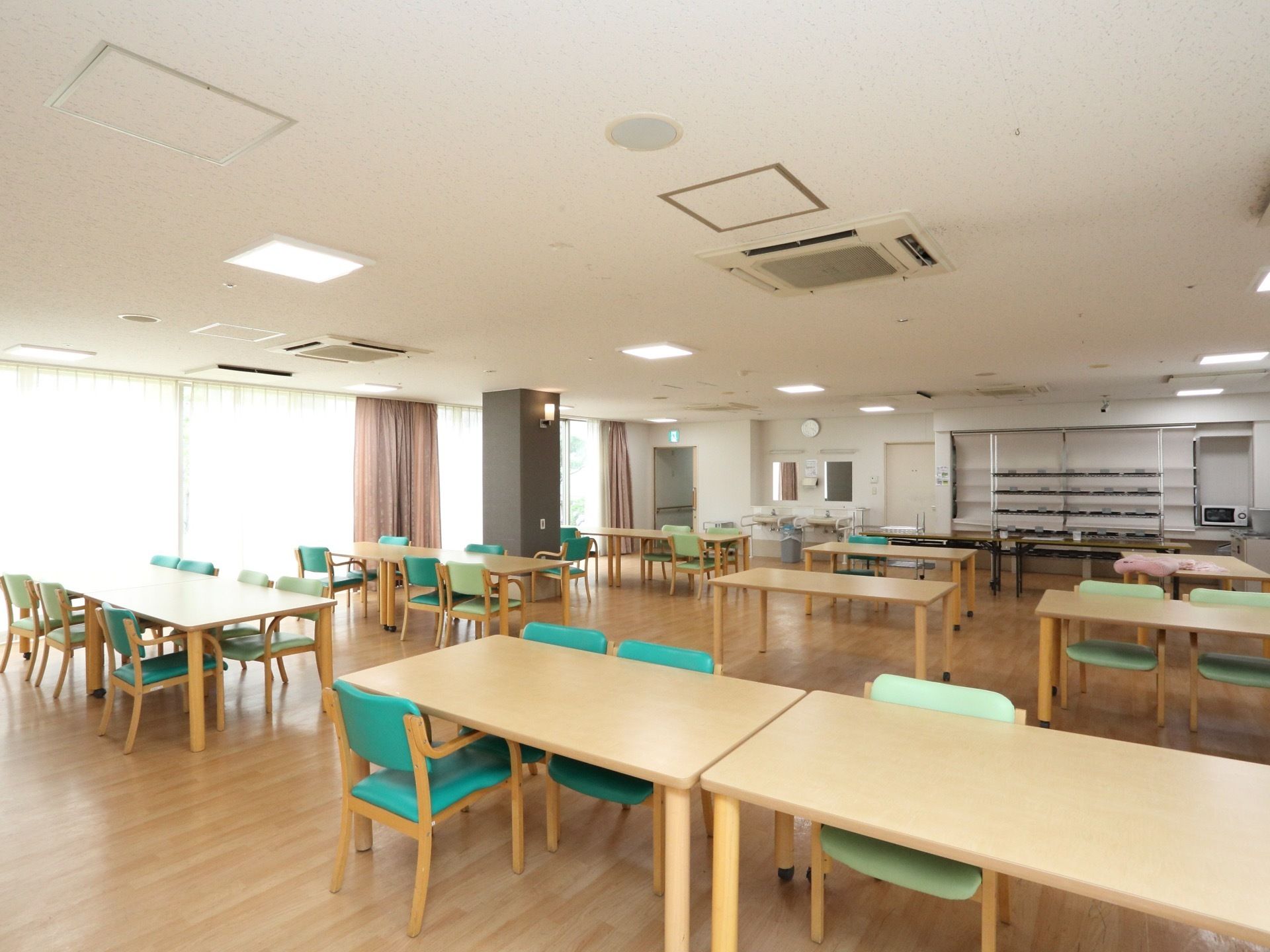 ４人がけの大テーブルが12台以上優に並び、広々としている。それでいて、テーブル間の間隔も申し分ない。