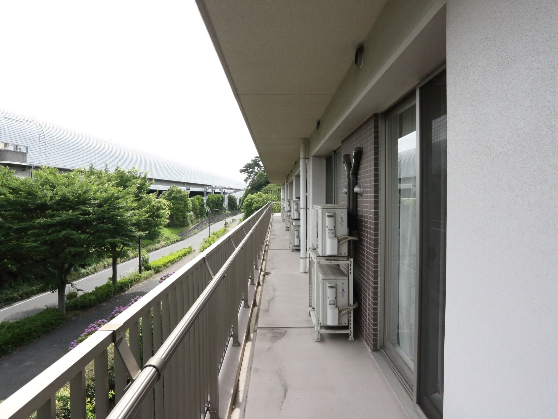 居室には共有のベランダがあり、掃き出し窓から行き来することができる。また、ベランダからは歩道を眺めることが可能である。