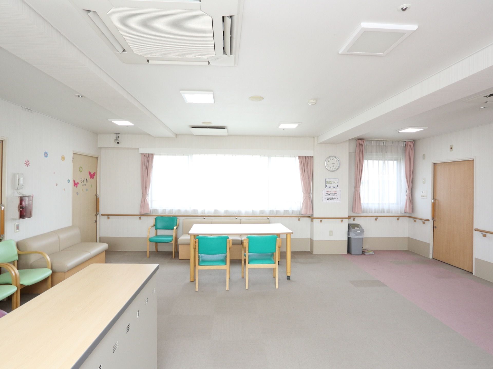 ４人掛けのテーブルの他にソファや椅子が数脚あり、談話コーナーとして入居者様同士で談笑にも利用することができる。