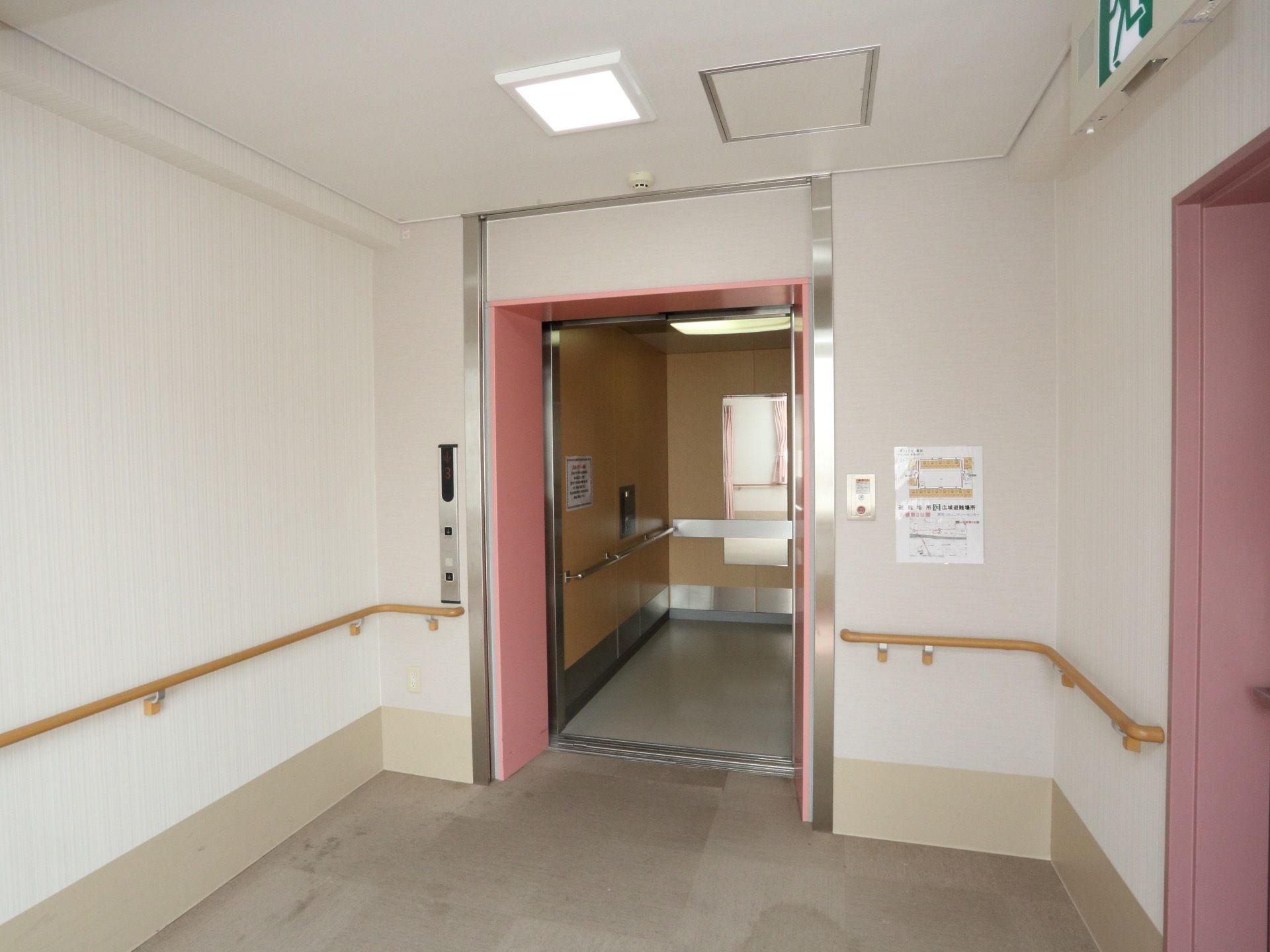 エレベーターホールはベージュを基調としたデザインで、奥行きがあるため車椅子をご利用の方でも安心して乗り降りできる。