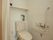 各居室にはベッドがら近い位置にトイレが設けられている。カーテンで仕切られているほか、L字型の手すりがあり、立ち上がりの際に役立てる。