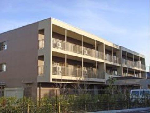 「ベストライフふじみ野」の外観。静かな住宅地と自然を、身近に感じられるベージュ色の外観。