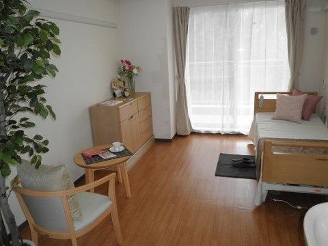 「ベストライフふじみ野」の居室。窓の外にはベランダを設置し、洗濯物を干すことができる。
