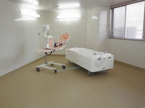 「ベストライフふじみ野」の機械浴室。リフトを設置し、入居者様が安全に安心して、入浴ができる機械浴室で、入浴ができる。