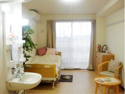 「ベストライフ入間」の居室。居室には洗面台を備え付けてあるので、身だしなみも整えられる。