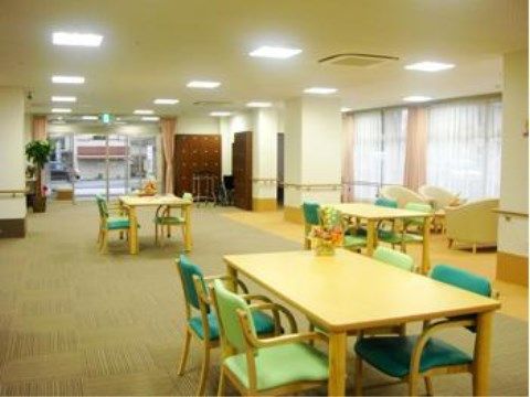 「ベストライフ入間」の玄関ホール。入居者様の自由時間をお過ごしになれる、空間である。