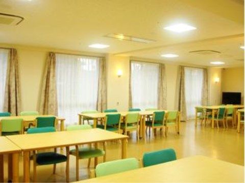 「ベストライフ入間」の食堂。入居者様が賑やかに過ごす食堂は、配色の色を明るみのある色に変えている。