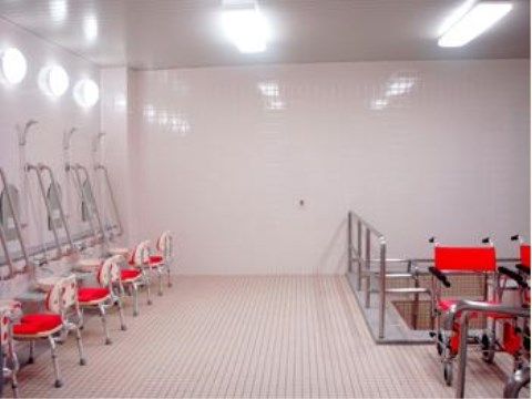「ベストライフ入間」の一般浴室。細心の注意に気をつけ、入居者様の心地良い入浴をおくりとどける為に、安全の設備を整えている。
