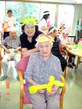 「ベストライフ星の里」の竜宮城祭り。入居者様とスタッフが、お魚の格好をしながら。風船アートを楽しんでいる。