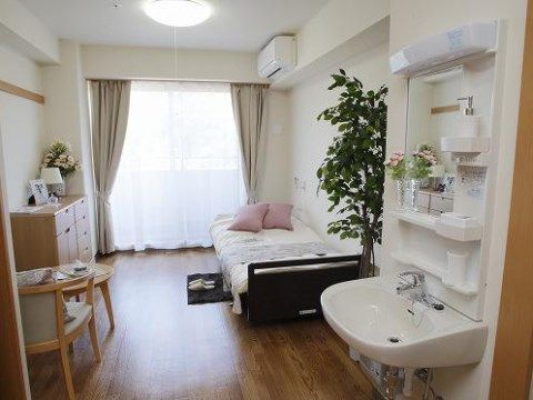 「ベストライフ甲府」の居室。居室は、車椅子の方が入居することを考えて、取り回しの聞きやすいスペースを用意している。