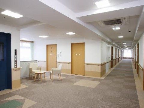 「ベストライフ甲府」の談話コーナー。ゆっくりと談話が出来るスペースを設けており、明るく気持ちのよい空間。