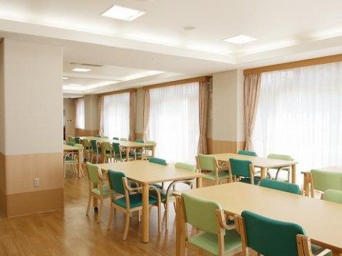 「ベストライフ甲府」の食堂。入居者様が明るく、元気よくお食事ができるスペースを作っている。