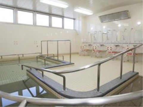 「ベストライフ甲府」の一般浴室。浴室の上には小窓が付けられ、使い終わった後も換気ができるようにしている。