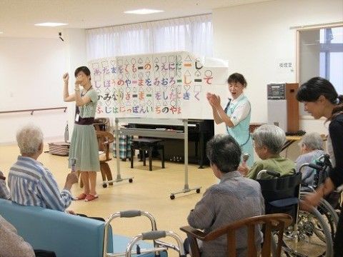 「ベストライフ甲府」の音楽療法。入居者様の内側に、溜まった毒素を吐き出すことで、体に元気を取り戻す。