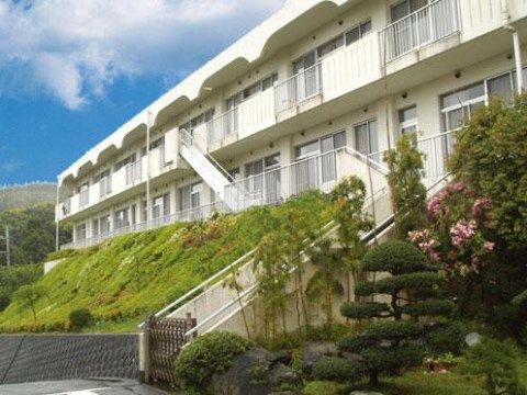 「ベストライフ熱海」の外観。自然豊かな環境で暮らすことができる、3階建てのマンション型老人ホーム。