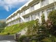 「ベストライフ熱海」の外観。自然豊かな環境で暮らすことができる、3階建てのマンション型老人ホーム。