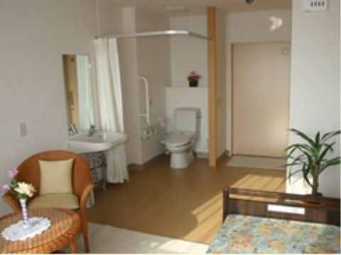 「ベストライフ浜松東」の居室。居室内に、何時でもトイレに行けるの気楽に行える。