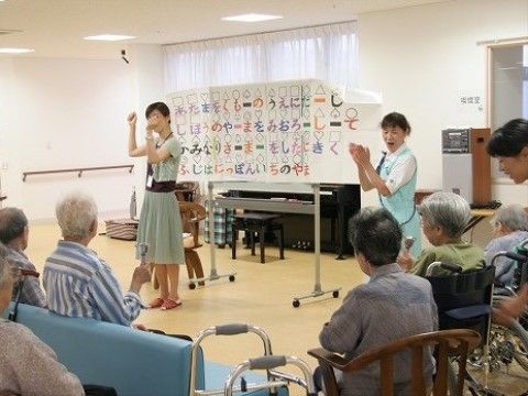 「ベストライフ浜松東」の音楽療法。音楽を聞くだけでも、健康促進につながる役割をしている。