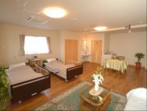 「ベストライフ静岡」の居室・3人部屋。広々した居室で、3人入ってもゆとりある空間で過ごしやすい。