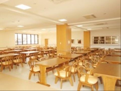 「ベストライフ静岡」の食堂。クッションが柔らかく、座り心地がよく長く座っていても疲れない。