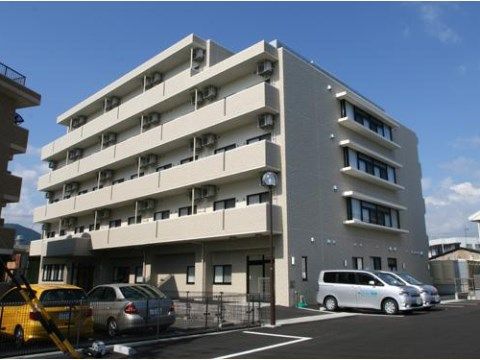 「ベストライフ静岡葵」の外観。5階建てのマンション施設の老人ホームで、住宅街に佇み、近くには安倍川が流れている。