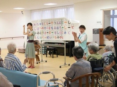 「ベストライフ静岡葵」の音楽療法。音色を聞いたり、実際に弾く事により、見ている観点が変わる。