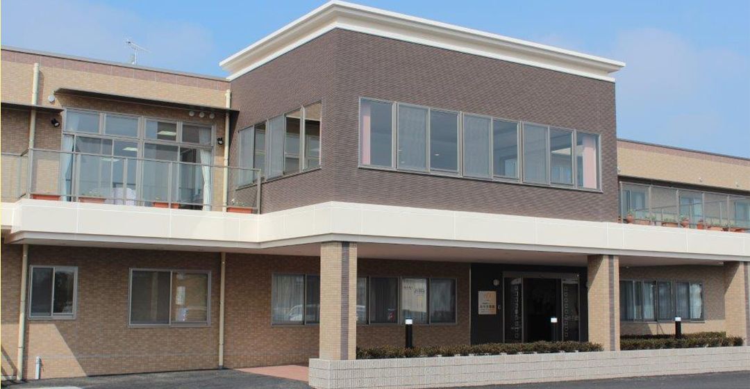 ゆったりとした外観の建物