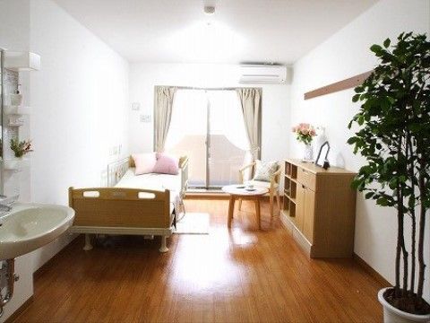 「ベストライフ浜松」の居室。照明をLEDを使った低消費電力と明るく発光し、居室を全体に照らしてくれる。