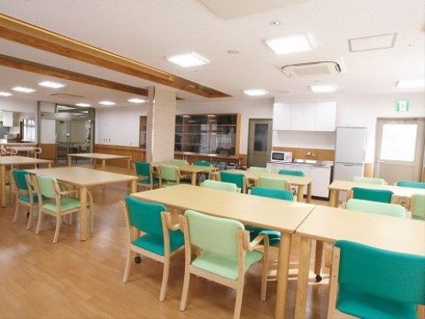 「ベストライフ浜松」の食堂。広々とした食堂で、入居者様同士で楽しいお食事ができる。