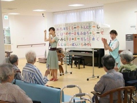 「ベストライフ浜松」の音楽療法。講師の方を招いて、音楽を聞いているとデトックス効果が現れる。