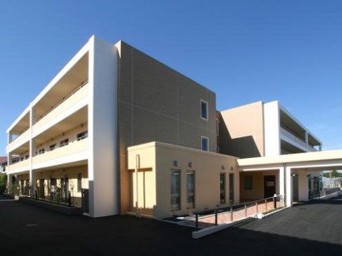 「ベストライフ三保の松原」の外観。住宅地と畑に囲まれ、静かで心地良い暮らしが行える3階建ての老人ホーム。