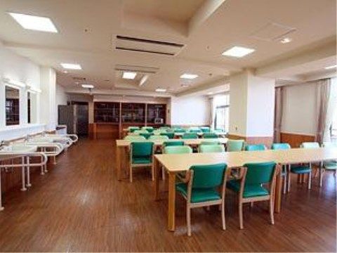 「ベストライフ三保の松原」の食堂。窓辺にテーブルと椅子を持ってきて、日光を入りやすい食堂にしている。