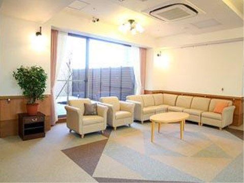 「ベストライフ三保の松原」の談話コーナー。ご入居者様同士の団欒を囲みながら、お喋りができる。