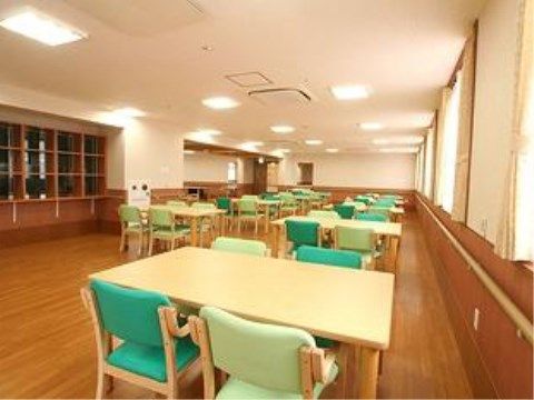 「ベストライフ沼津」の食堂。窓よりにテーブルを設置し、光が差し込みやすく気持ち良くお食事が行える。