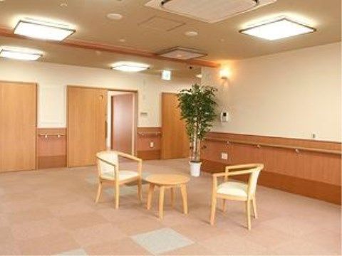 「ベストライフ沼津」の談話コーナー。入居者様同士以外の方でも利用できる、広くて心休まるお話ができる。