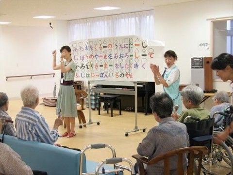 「ベストライフ沼津」の音楽療法。入居者様の心を和ませて、緊張や溜まったストレスを吐き出している。