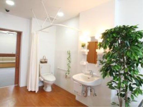 「ベストライフ富士」の居室。トイレ・洗面台が居室に備え付けており、プライバシー体制も問題なし。