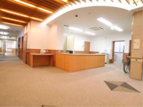 「ベストライフ富士」のエントランスホール。スタッフが笑顔で明るく、入居者様をお出迎えする。