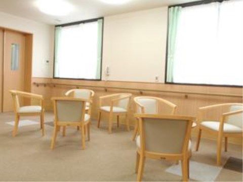 「ベストライフ富士」の談話コーナー。窓よりで日差し下のもと、お喋りがしやすく気分が明るくなる。