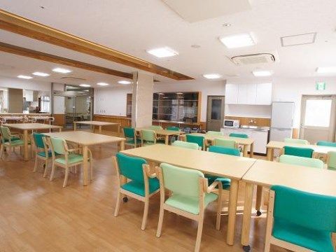 「ベストライフ浜松和合」の食堂。車椅子をテーブルに付けやすい、工夫を行っている。