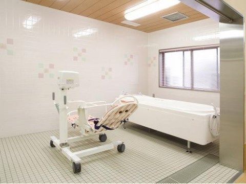 「ベストライフ浜松和合」の機械浴室。介護のレベルに合わせた入浴選択ができる。