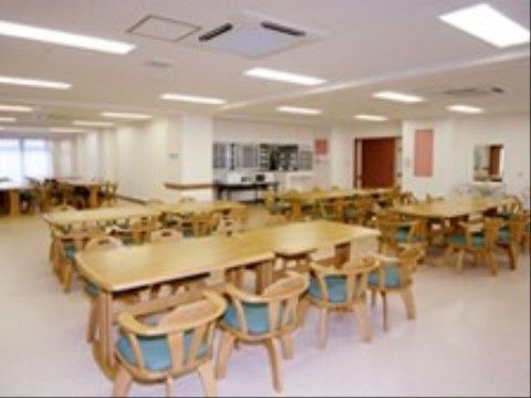 ベストライフ愛知の食堂。沢山の利用者様にて、毎日大いに賑わった、楽しいお食事となっております。