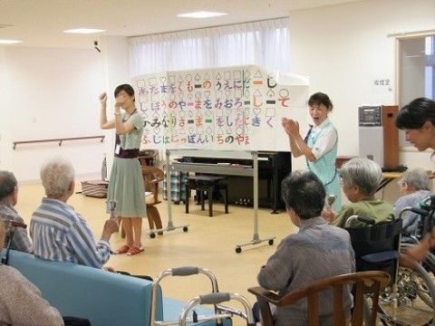 ベストライフ名東の音楽療法。専門講師の方々をお招きしての講習・レクリエーションとなっております。