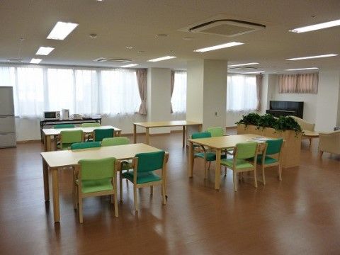 ベストライフ名東の食堂。美味しいお食事を多くの入居者様と一緒に賑やかにお食事いただいております。