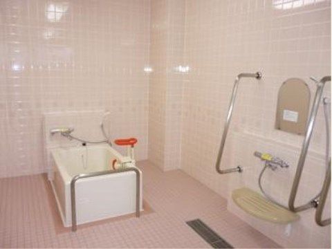 ベストライフ名古屋大高の浴室。介助器具を完備した、快適な浴室となっております。スタッフの介助もございます。